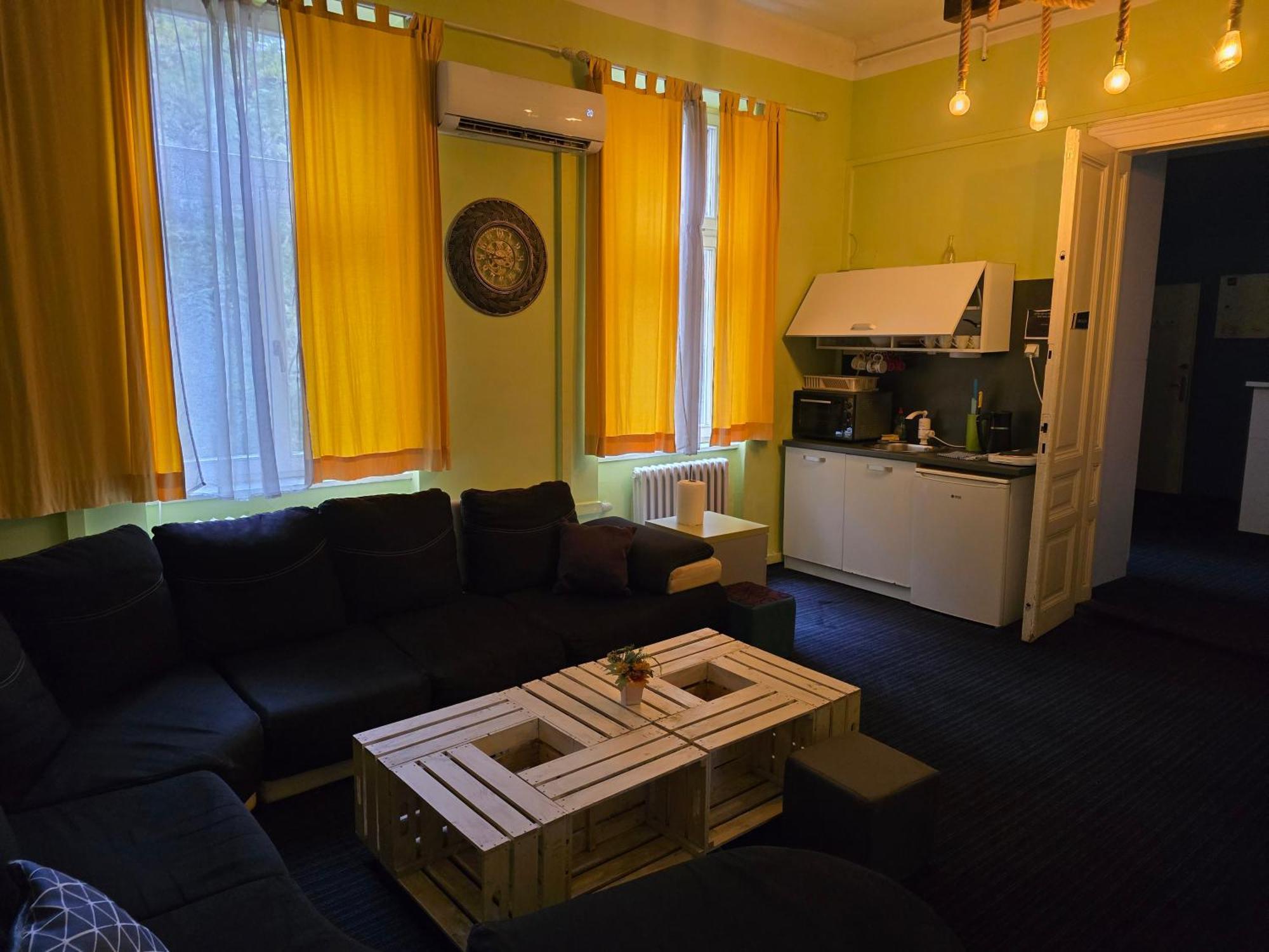 Spacious Tuzlaks Apartments Sarajevo Ferhadija Eksteriør bilde